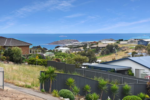 Fluke Court, Encounter Bay - Dalby Accommodation 0