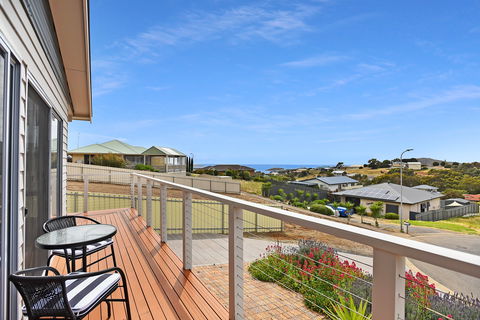 Fluke Court, Encounter Bay - Dalby Accommodation 1