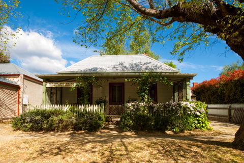 Laidlaw Cottage - Dalby Accommodation 0
