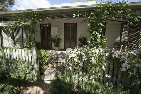 Laidlaw Cottage - Dalby Accommodation 1