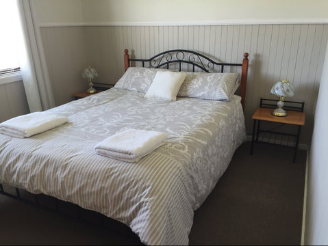 Riverland Holiday Cottage - Dalby Accommodation 1