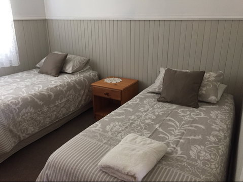 Riverland Holiday Cottage - Dalby Accommodation 2