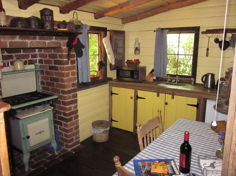 Settlers Hut - Dalby Accommodation 0