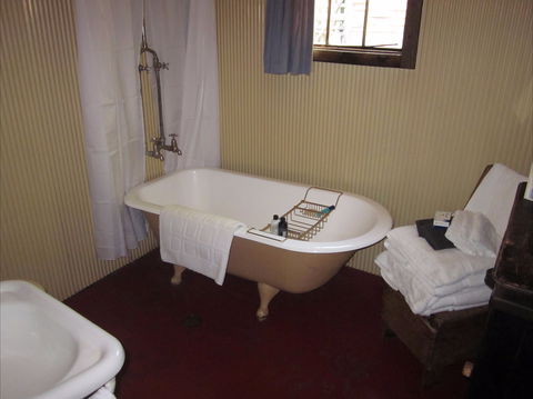 Settlers Hut - Dalby Accommodation 2