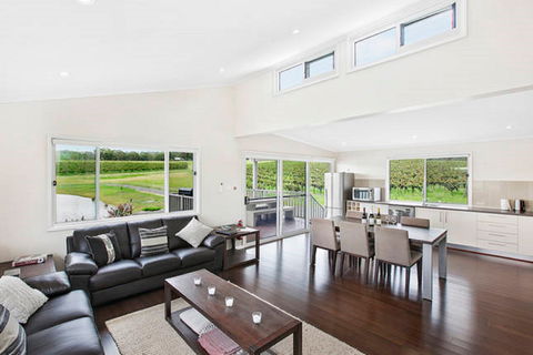 The Lakehouse At 201 - Dalby Accommodation 1