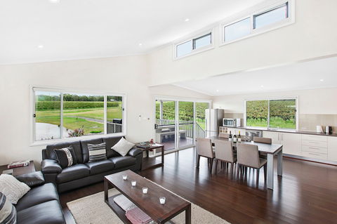 The Lake House - Dalby Accommodation 2
