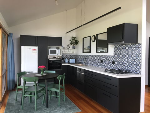 Black Cockatoo Cottages - Dalby Accommodation 2