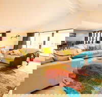 Canal Elegance in Yunderup - Dalby Accommodation