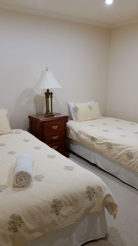 Carolynnes Cottages - Blue Wren Cottage - Dalby Accommodation 1