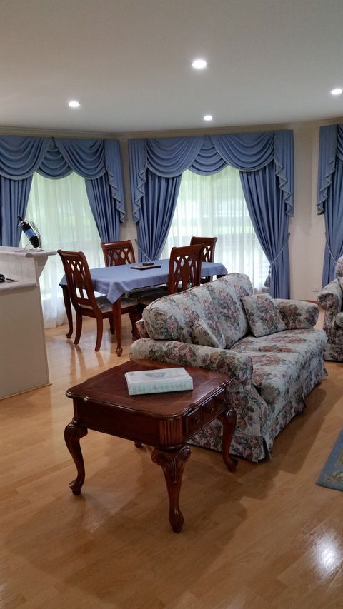 Carolynnes Cottages - Blue Wren Cottage - Dalby Accommodation 2