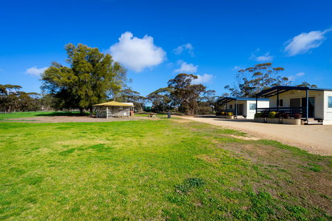 Karoonda Cabin & Caravan Park - Dalby Accommodation 1
