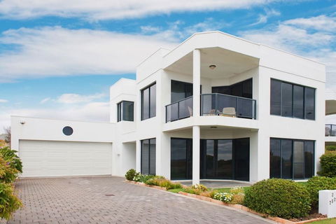 Bayside Beauty - Dalby Accommodation 0
