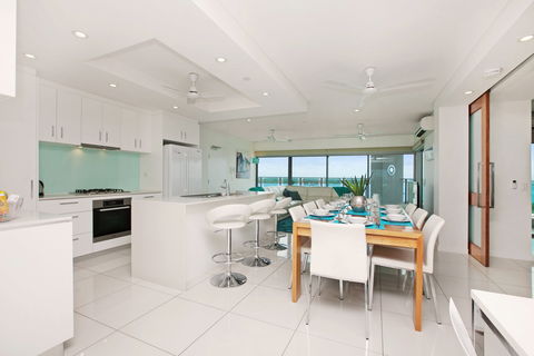 Beachlife Sea Spray Apartment - Dalby Accommodation 1