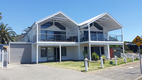 Beachcomber Beachfront  Beach House At Port Elliot On Horseshoe Bay - Dalby Accommodation 0
