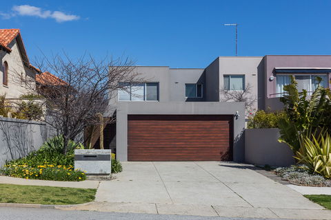 Cottesloe Beach House II - Dalby Accommodation 1