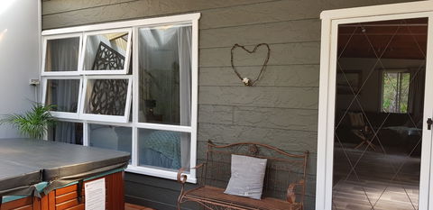 Kiwarrak Country Retreat - Dalby Accommodation 0