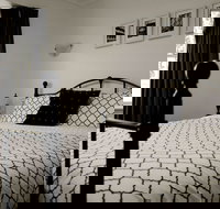 Leura Camellias - Dalby Accommodation