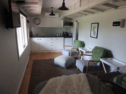 Miners Ridge Vineyard Railway Carriage B&B - Dalby Accommodation 2