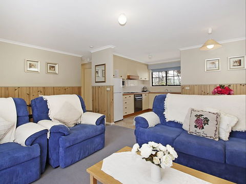 Oak Cottage - Tudor Village - Dalby Accommodation 2