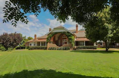 Petersons Guesthouse And Winery - Dalby Accommodation 0