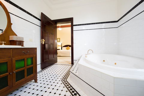 Petersons Guesthouse And Winery - Dalby Accommodation 1