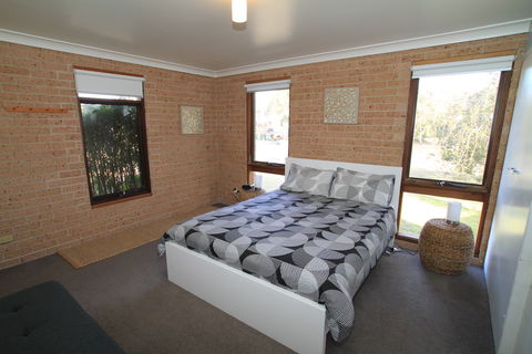 Snapper Lodge Waterfront - Dalby Accommodation 2