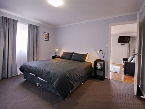 Starline Alpaca Farm Stay - Dalby Accommodation 0