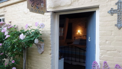 The Globe Inn - Dalby Accommodation 2