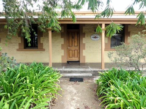 Walnut Cottage - Dalby Accommodation 0