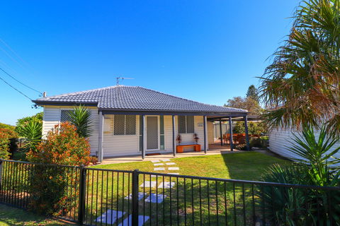 Beachside Cottage At Blacksmiths - Dalby Accommodation 0