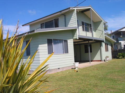 Berrara Cove Beach House - Dalby Accommodation 2
