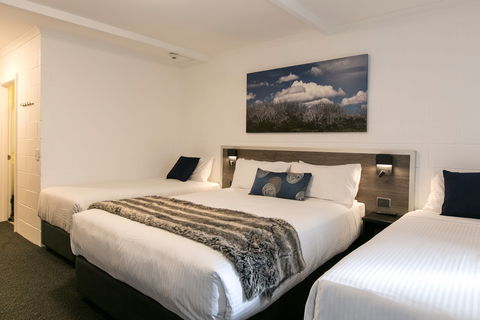 Falls Creek Hotel - Dalby Accommodation 1