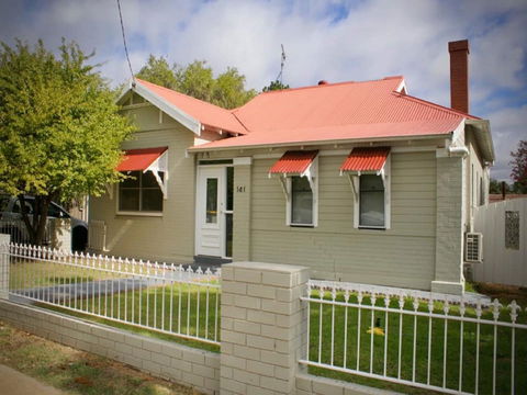 Gipps Street Cottage - Open - Dalby Accommodation 0
