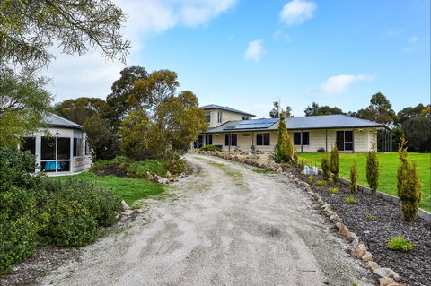 McKinnon's Holiday Home - Dalby Accommodation 0