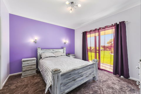 McKinnon's Holiday Home - Dalby Accommodation 2