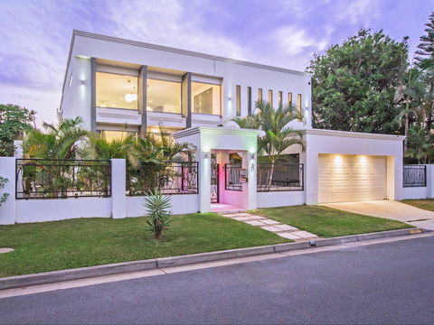 Riviera Waters Broadbeach - Vogue Holiday Homes - Dalby Accommodation 0