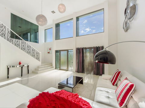 Riviera Waters Broadbeach - Vogue Holiday Homes - Dalby Accommodation 1