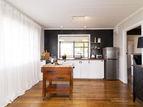 Stargazers Luxury Cottage - Dalby Accommodation 2