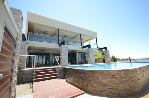 Waterfront Holiday Houses - Dalby Accommodation 2