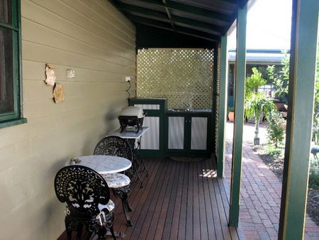 Trafalgar Cottage - Dalby Accommodation 4