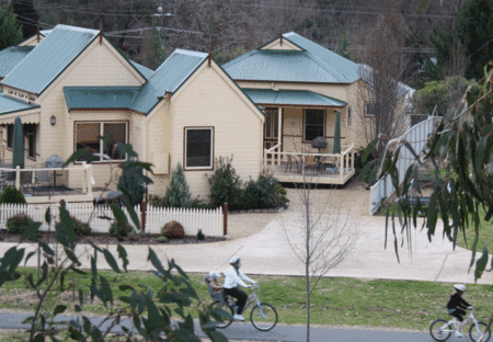 Autumn Affair Cottages  - Dalby Accommodation 1