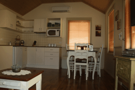Autumn Affair Cottages  - Dalby Accommodation 3