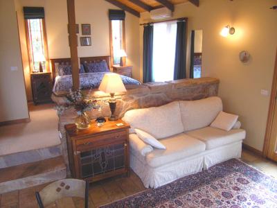 Wombat Hills Cottages - Dalby Accommodation 1