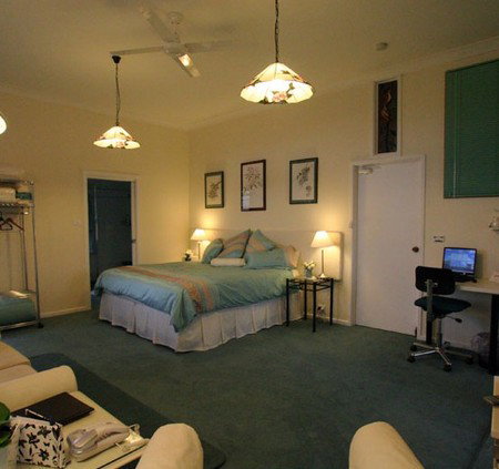 Pratically Lakeside B & B - Dalby Accommodation 1