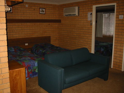 Country Comfort Tumut Valley Motel - Dalby Accommodation 2