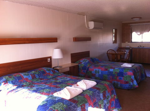 Country Comfort Tumut Valley Motel - Dalby Accommodation 3