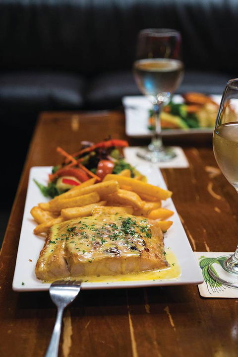 Dolly’s Bar & The Hibiscus Tavern - Dalby Accommodation 0