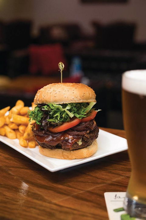 Dolly’s Bar & The Hibiscus Tavern - Dalby Accommodation 1