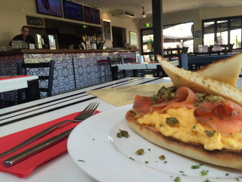 Dolly’s Bar & The Hibiscus Tavern - Dalby Accommodation 2
