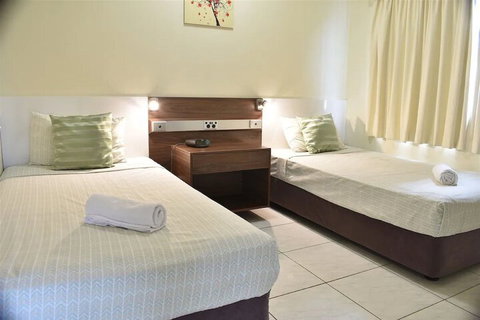 Tradewinds McLeod Holiday Apartments - Dalby Accommodation 5
